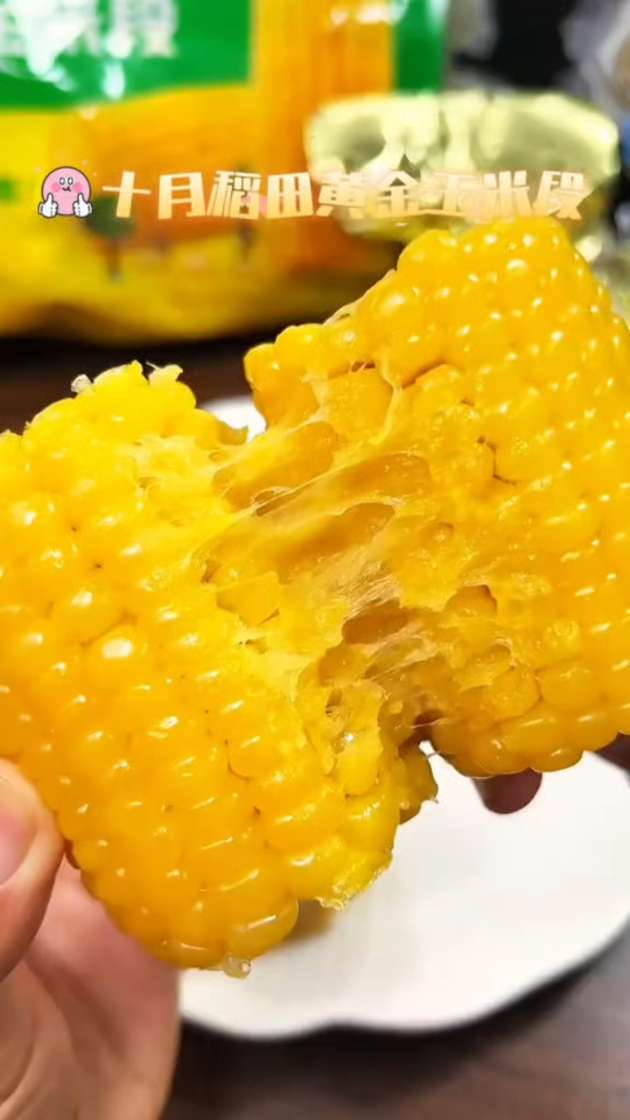 十月稻田嚄甜糯玉米 这个西双版纳的小花糯玉米软糯拉丝,真的太好吃啦!#软糯香甜 #大人小孩都爱吃 #宝宝爱吃 #糯玉米 #小花糯玉米