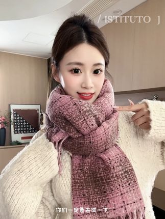 绝绝子的一款粉色围巾!真的是秋冬氛围感穿搭的必备单品#秋冬穿搭 #围巾 #氛围感穿搭 #ootd穿搭 #早秋穿搭