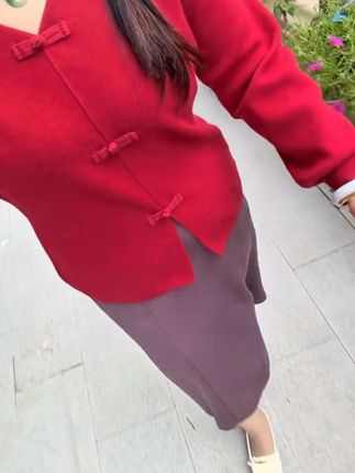 一个人好不好相处,久了就知道,一颗心真不真。遇到事了就晓得,看人不要用眼睛去看,容易走神,更不要用耳朵去听,因为都是谎言,要用时间先去感受,真的假不了,假的真不了。#中式减龄新款v领盘扣时尚针织衫高腰半身裙两件套。#春秋穿搭。