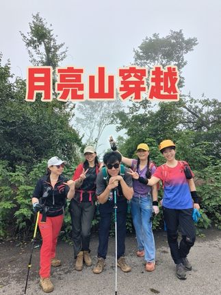 和世界交手的五十多年,在成长、在失去、在接受,但仍然平庸。时而焦虑,沮丧、悲伤,但也真诚又勇敢。也会反思自己这些年走过的路,做过的选择,也会在某一瞬间质疑自己,遗憾自然也是有的,有时也会想没选择的那一条路是不是一路繁花。不要高估人性,也不要低估了自己。要始终相信我本就很好,且值得拥有,皮囊或许不够完美,但灵魂一定要高贵。频频回望过去的人是不会有美好未来的,前面的路更重要。这一岁,我希望能慢慢走。对过往,轻舟已过万重山。对未来,前路漫漫亦灿灿。与其逼自己一把,还不如放自己一马!