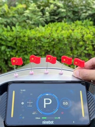 国庆节快到了红旗小摆件安排起来,粘在小电驴上车里家里办公室都特别特别好看 #车载摆件 #红旗 #电动车摆件 #电动车装饰 #是时候安排一下了