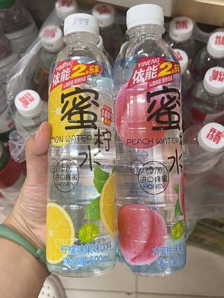 #网红饮料 #饮料 #谁懂这一口的好喝程度 #快乐水 #一杯饮料的快乐  依能蜜桃水柠檬水,进口蜂蜜🍯,孩子们都爱喝的小甜水🥰。一瓶不到两块钱😭