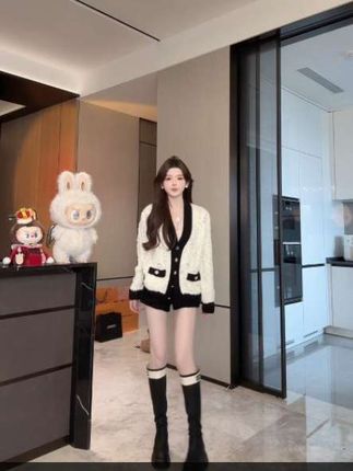 香家2025新款秋冬时尚气质休闲轻奢洋气显瘦减龄设计感毛衣# 秋冬新款 #时尚气质休闲穿搭 #轻奢洋气外套#显瘦减龄穿搭#时尚休闲女装设计感毛衣外套