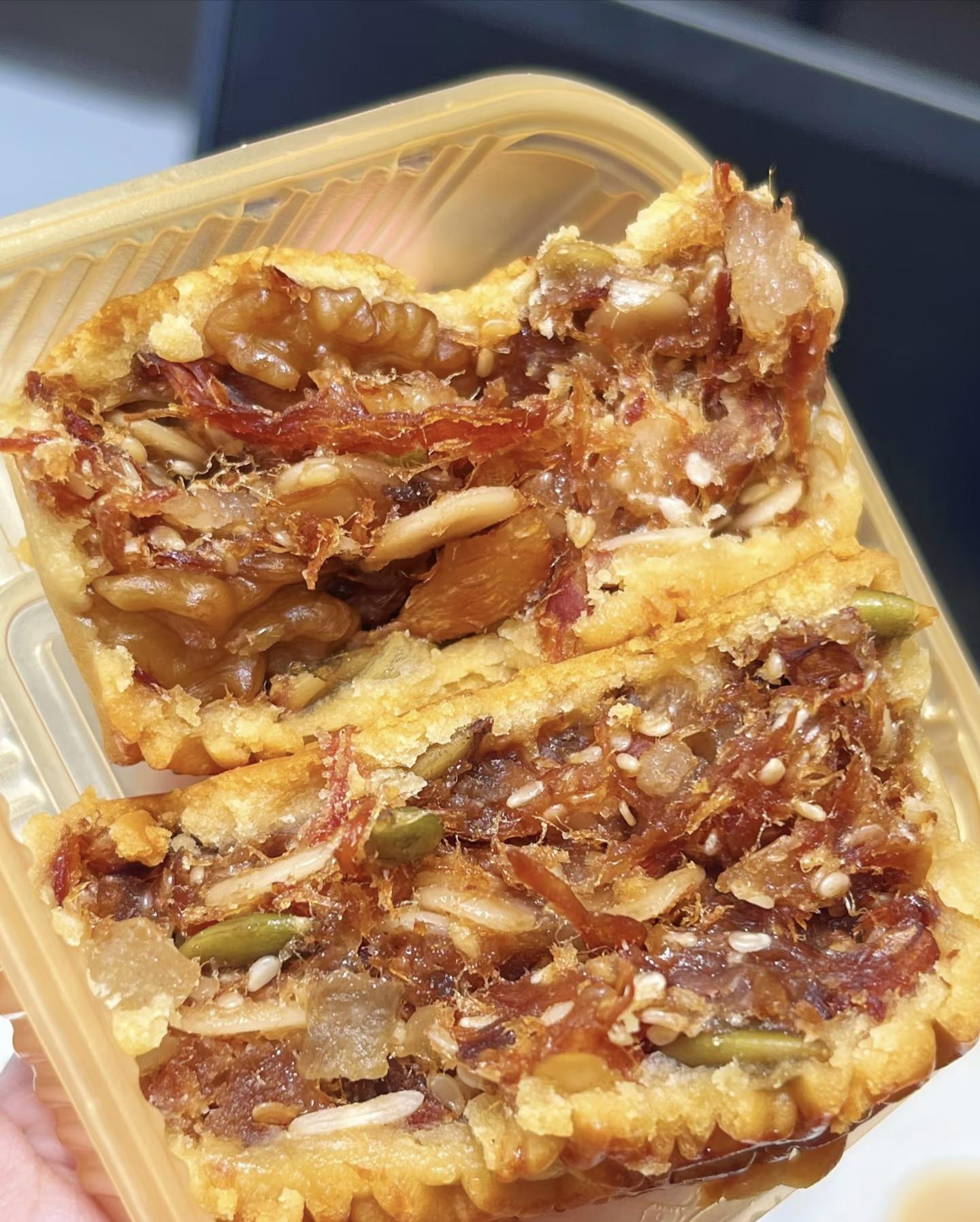 网上跟风买的五仁月饼🔥。姐妹们,直接冲长皇记大月饼!一年一度的中秋 节!无论自吃或送礼都很合适! 满满的馅料,吃起来越嚼越香,真的绝绝子! 爱吃月饼的小姐姐快来尝尝吧~#月饼 #五仁金腿月饼 月饼
