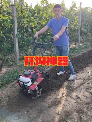 可以松土开沟,除草犁地,一机多用型的小型汽油微耕机,整机重量25公斤,老人女士都可以轻松操作,顺丰包邮到您家。#一机多用省时省力省人工 #除草耕地两用机 #开沟神器农用工具 #园林工具 #干活我是认真的