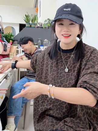 我们的员工跟我一样,不挑食,有什么吃什么,大大咧咧有什么说什么!#唠嗑大姐 #欧韩时尚穿搭