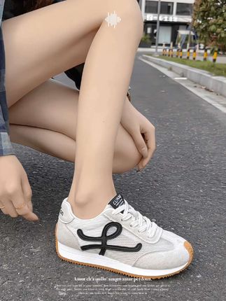 #创作灵感 夏天不爱穿凉鞋的姐妹就来穿这个超透气的德训鞋!它是自带五公分增高的软底软面,上脚柔软轻便又透气,特别舒服,走一天都不累脚。想要显高显腿长的姐妹就来穿它!#潮鞋推荐好看不贵 #小个子显高显瘦穿搭 #显高显瘦显腿长 #哎呦喂你鞋真好看