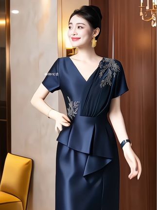 #创作灵感 #喜妈妈礼服#喜婆婆喜妈妈 #婚礼宴会连衣裙#喜婆婆喜妈妈婚宴装 @DOU+小助手 一眼就爱上这款早秋新款礼服裙!重工订钻超闪,在光下blingbling的,优雅又大气。不管是婚礼还是宴会都超合适,喜妈妈穿尽显高级感,版型也很衬身材,能把气质拉满。早秋穿正合适,质感在线,穿上就是全场焦点,谁见了不夸一句好看~