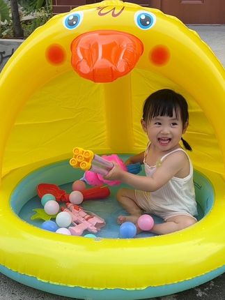 夏天也太快乐了吧~哪个小朋友能拒绝玩水呢#玩水的季节 #孩子的快乐很简单 #爱玩水的小朋友 #宝宝泳池 #儿童游泳