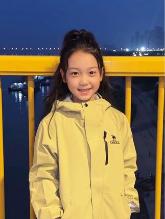 当搞笑女走颜值路线.. 好像是那么回事#骆驼儿童冲锋衣 #骆驼小追风者冲锋衣
