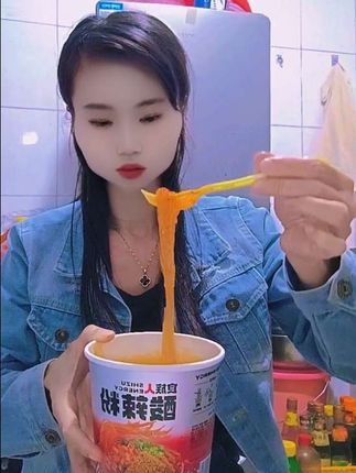 如果你晚上饿了,特别想吃东西的时候,备上几桶这款酸辣粉,它是桶装的,非常方便携带,随时随地打开一桶就能吃,而且它的味道是又麻又辣,特别好吃,非常适合喜欢吃辣的朋友们,现在下单还有超值福利哦,赶紧点击下方链接购买吧!#酸辣粉#食族人 #速食美食
