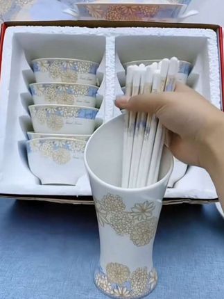 姐妹们,你们有多久没换筷子了?快看看我新入手的筷子,它是这种陶瓷的,质感很好,耐高温,不变形不发霉好清洗,健康又安全!#陶瓷筷子 #高颜值餐具 #好物分享