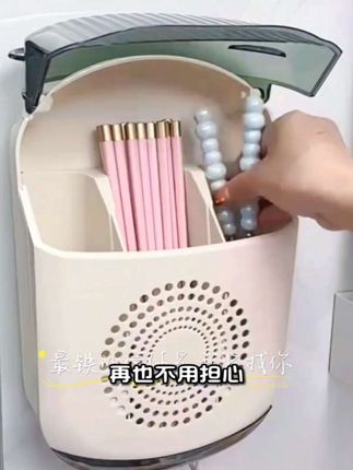 #生活服务热点中心 #家用筷子筒 在我们家,筷子总是被整齐地收纳,我们特意使用一个专门的筷子盒来放置它们,方便用时随手拿取,用完之后也会立刻放回原位#厨房好物 #好物推荐🔥 #美观实用 @DOU+小助手