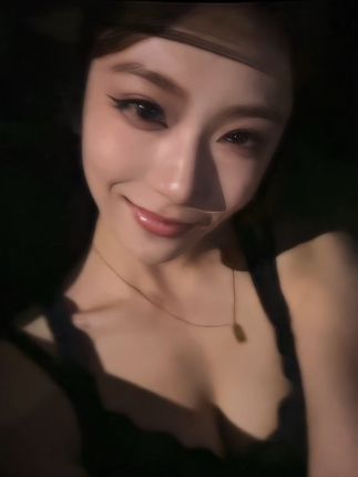 对视吧 眼睛很难说谎🖤 #姐姐 #狮子座 #晚风
