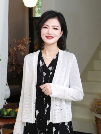 #穿搭是为了取悦自己 #小个子穿搭 #显瘦穿搭 #穿搭#夏季穿搭 微风午后 纯色挑孔镂空气质长袖v领开衫针织衫女夏