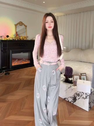余潇潇【爱意初秋】亚麻混纺层次感抽褶设计烫钻提花V领修身上衣#轻松拿捏慵懒风穿搭#2025年秋季都流行穿什么#早秋穿搭公式来了