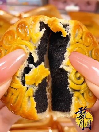 吃月饼就要吃这种传统黑豆沙月饼,配料干净吃得放心,甜度适中不油腻,越吃越想吃 #黑豆沙月饼 #中秋月饼提前鉴赏 #月饼 #你爱吃什么月饼#谁懂这一口的好吃程度