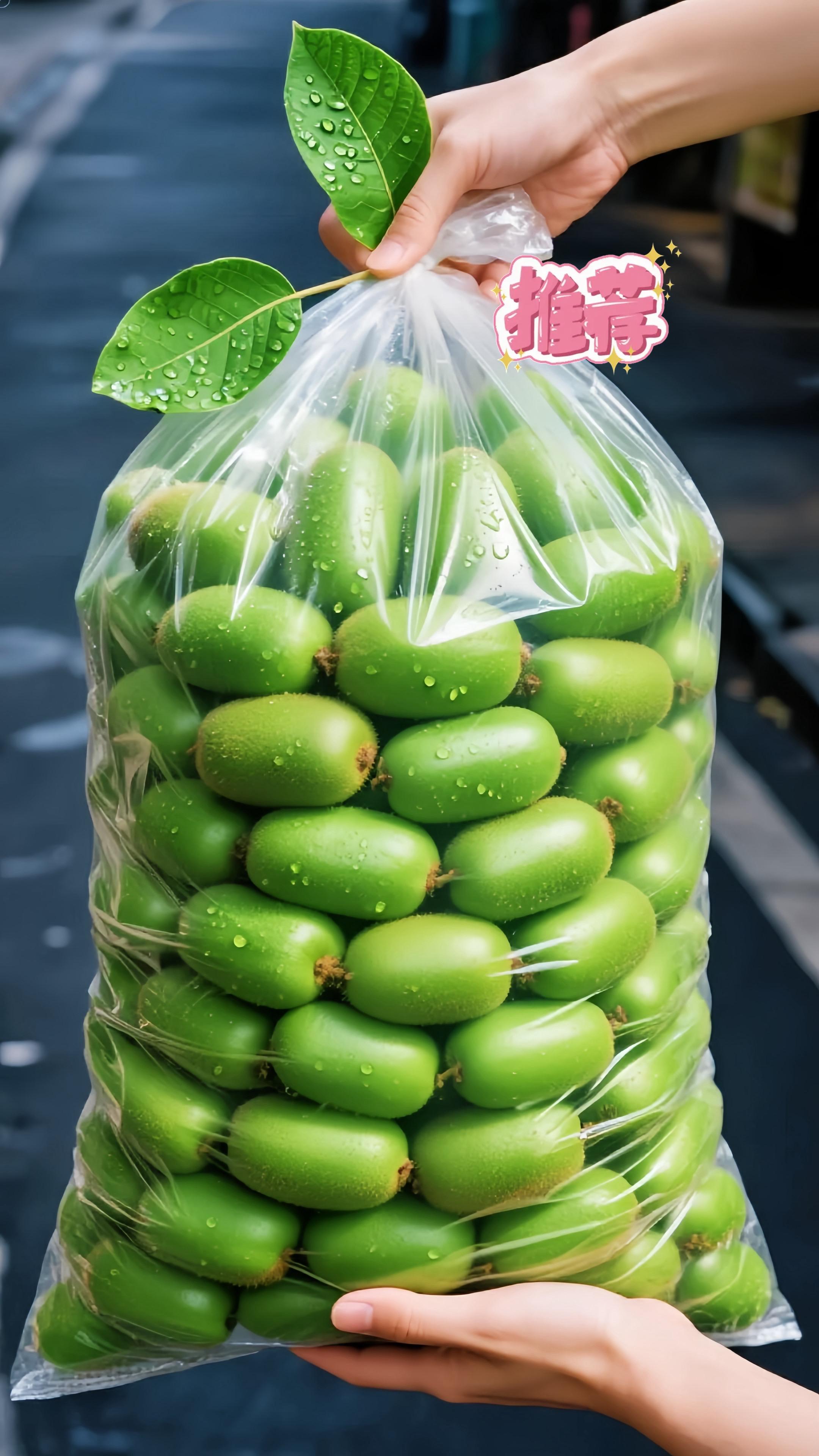 堪称“维C小炸弹”的#软枣猕猴桃 带着满满维C和清甜汁水来啦!它是水果界的“拇指精灵”,身材小巧玲珑,却藏着大大的能量。和普通猕猴桃相比,软枣猕猴桃的外皮光滑,没有恼人的绒毛,洗干净直接开炫,方便又省心!一口咬下去,满嘴爆汁,薄皮一触即破,鲜嫩多汁的果肉在口中四溢,口感软嫩细腻,那种清新又浓郁的果香,简直绝绝子!大人孩子都爱吃!#奇异莓 #新鲜应季水果 #口感特别好 #超便宜超划算 @DOU+上热门