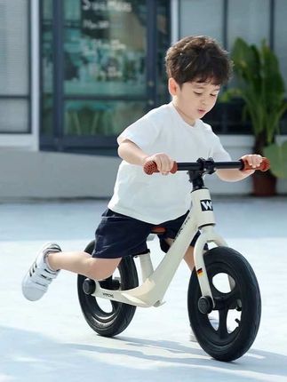 你不明白三岁多小孩骑平衡车有酷多快乐,越骑越自信根本追不上追不上 #平衡车 #萌娃骑车#࿆骑上我心爱的小摩托永远不会堵车 #萌娃 #节日礼物