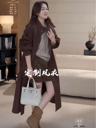#创作灵感官方入口 你还停留在黑色风衣时,我已经穿上显白又高级的红棕色风衣啦! #风衣 #130斤微胖穿搭 #ootd穿搭 #初秋穿搭