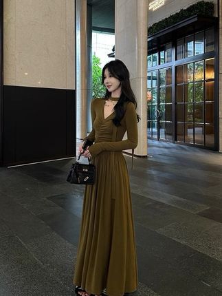 法式收腰设计感褶皱飘带内搭连衣裙女秋季V领修身a字气质大摆长裙#优雅气质 #穿出高级感 #简约大气 #显瘦穿搭 #气质范