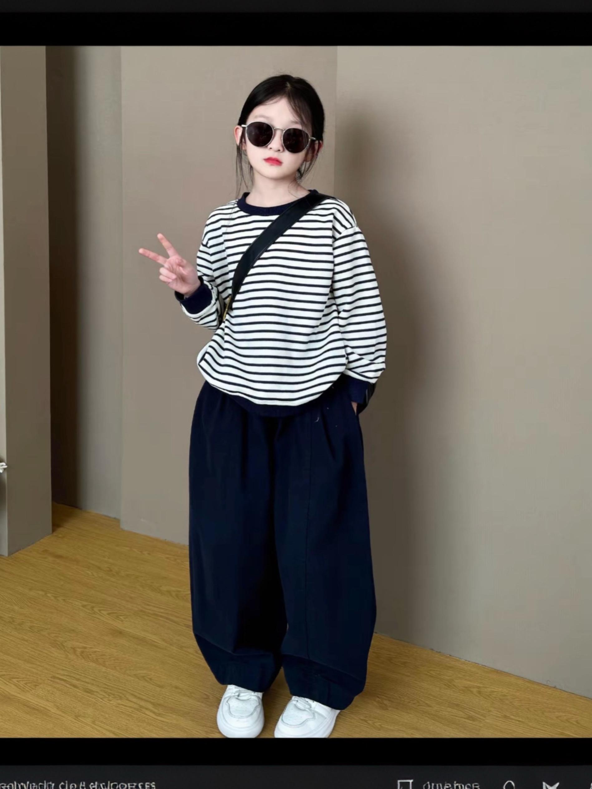 家有小公主的快看过来!这套女童卫衣套装简直太潮了,穿上它让你家宝贝成为街头焦点。衣服是休闲风格的,舒适又好看,而且面料很好,穿起来很舒服。喜欢就别犹豫了,赶快下单吧!#女孩子是最可爱的生物 #女童套装秋装