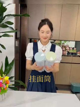 你是不是也这样子放面条?9.9拿取不方便不说,还容易受潮。那你一定要试试这个面条收纳桶!它的开口很大,即便是大捆的面条也能轻松放进去。而且它是透明的,能看见里面剩余多少面条,盖上盖子也不会受潮,还可以拿来装五谷杂粮,简直不要太方便了!