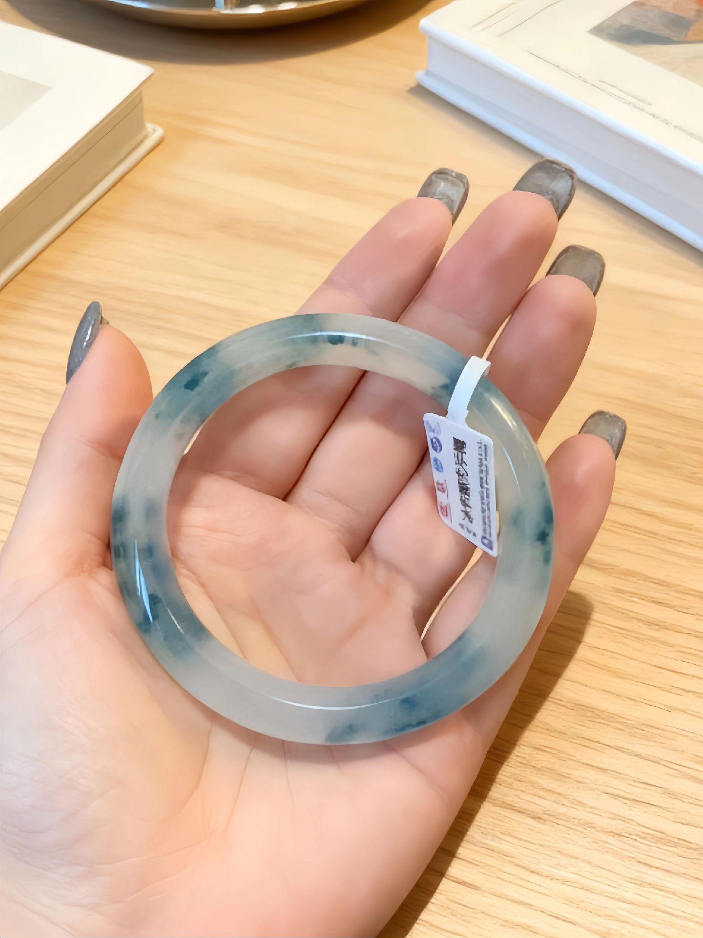 爆款冰透飘花正圈女镯,解锁优雅新姿态精选。精选好料匠心打造,镯身冰透莹润似凝脂,自然飘花纹路如诗如画,灵动又显高级感。正圈设计贴合手腕,佩戴舒适不挑手型。 日常搭配通勤装,瞬间提升精致度;出席聚会搭配礼裙,更能凸显优雅气质。不管是自留犒赏自己,还是赠予亲友传递心意,这款兼具颜值与质感的时尚手镯,都是不容错过的好选择。