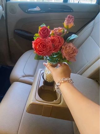 给车里放一束花吧~油画风格的水杯位花束给车内增添一份与众不同的优雅和浪漫#小众花束#车载花束摆件#创意摆件