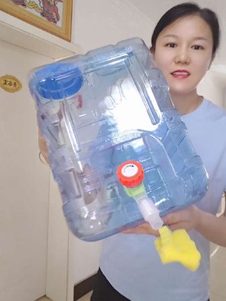 食品级户外方桶,带龙头设计方便!家用储水、车载随行、手提便携全适配,加厚材质安心装饮用水。无论是露营储矿泉水,还是居家应急蓄水,容量刚好不占地,密封防漏又好用#水桶#车载好物#好物分享 #居家好物 #好物推荐