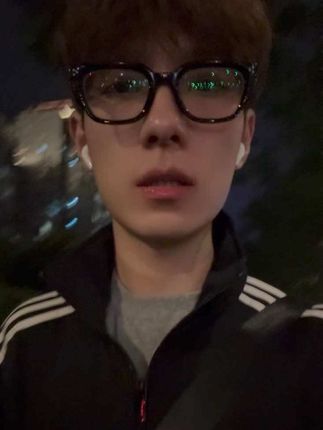 有些温度 隔着手背才敢触碰 有些思念 要等到对方转身才敢疯长