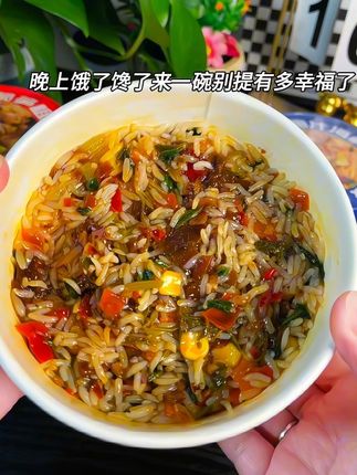 它真的比吃泡面还要香,好吃营养又饱腹,上班族懒人党必眼冲,免煮的吃完还不不用洗碗#速食美食#宏绿粗粮拌饭