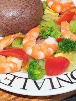 纯手工高粱馒头,配料表很干净,没有添加一点白砂糖,也没有一点小麦粉,一定多吃粗粮好处多多,粗粮馒头吃起来有嚼劲,管理期和控糖的都可以吃。#粗粮 #高粱馒头 #吃出健康 #强烈推荐 #太好吃了