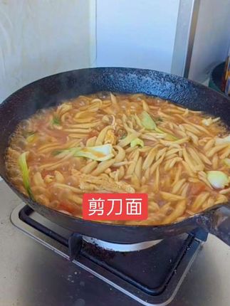 一把剪刀,一块面,就能做出来好吃的剪刀面,山西美食。#太好吃了 #强烈推荐 #厨房好物 #在家做美食 #懒人美食