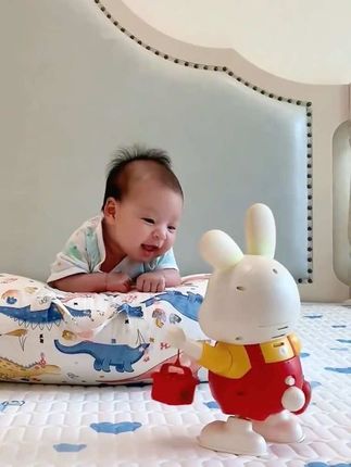 #我要上热门 满月之后就可以练习抬头和追视了 还能哄娃 爸爸安排的这个玩具宝宝很喜欢 #小福兔跳舞 #哄娃神器 #早教益智玩具