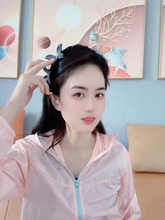 给大家分享一款超适合新年佩戴的满钻繁星发箍,它是这种星空造型的设计,戴上就是一整个头包脸的效果,瞬间提升我们的时尚精致感。而且它还可以反着戴,就这样齿梳朝下往上一推,再把两边的头发拉出来,就是一个好看的公主头造型,喜欢的姐妹们快来试试吧!#发箍#发箍推荐 #发箍这样戴好美 #发箍头饰#头饰