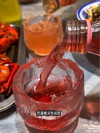 香烟不解人间苦 烈酒南消世间愁 茶若醉人何须酒 唯有碎银解千愁#好喝不贵 #果酒#小酒解心宽 #微醺时刻