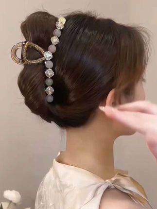 优雅新款香风山茶花珍珠高级轻奢后脑勺夹子发夹盘发鲨鱼发卡头饰#发夹 #发夹发饰 #抓夹 #抓夹发型 #无限回购的宝藏单品