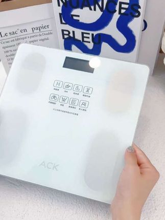 在晨光中站上艾斯凯体脂秤,轻触间,健康数据跃然屏上。智能连接手机,减脂之路清晰可见。🌸 #智能减脂秤 #居家好物