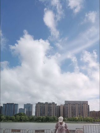 客观上说没有嫁不出去的女人哪怕她是精神病,哪怕她再丑再懒 再一无是处但是如果她 颜值高学历高,身材好 品味好思想与眼界开阔收入可观有车有房独立自由那么她,很大概率会“嫁不出去”她的这个嫁不出去,是她自主选择的而非被淘汰的主观上不愿随便找个男人来打扰或拉低自己的生活#情感 #未婚 @小刺猬金融