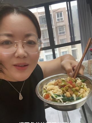 #记录真实生活 千里之外还是喜欢咱家乡的味道“捞面条”。