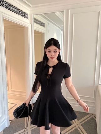 黑泽玄七“夏洛特的裙"夏日显瘦高级约会深v蝴蝶结甜辣连衣小黑裙#显高显瘦 #懒人必备 #气场全开 #连衣裙分享 #黑色连衣裙