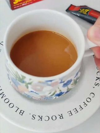 不用磨豆、不用糖奶,一杯G7三合一, 香浓刚刚好!比奶茶更提神,比黑咖更温柔﹣-G7三合一,甜苦刚刚好! 奶香顺滑:柔和奶味搭配咖啡醇香,不苦不涩。 微甜不腻:恰到好处的甜度,治愈你的小疲惫 冷热皆可:夏天加冰超清爽,冬天热饮暖手心。 适合场景:追剧、下午茶、闺蜜聚会、熬夜赶工。 #南G7咖啡#平价咖啡推荐#办公室必备#提神醒脑#dou上热门