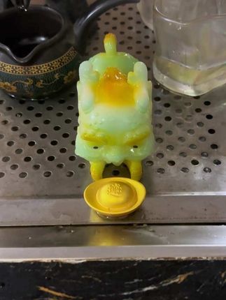 今天入手的这个这个貔咻茶宠,被一家人轮番拿来玩,你还别说~确实好玩,这也是茶友的快乐#茶宠貔貅 #茶宠 #变色茶宠 #茶宠摆件#喝茶那点事