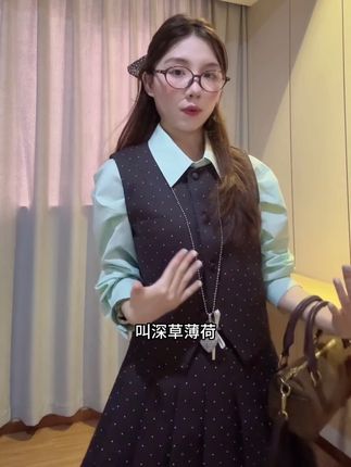韩系高级感穿搭独特长袖衬衫洋气减龄咖色波点马甲a字百褶裙套装#气质套装#法式套装#时尚套装#设计感套装#高级感套装