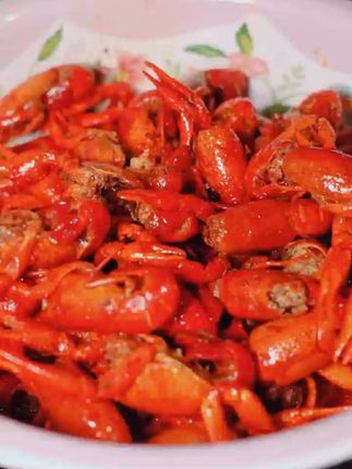 又到了吃小龙虾的季节,今天在家做一个辣卤小龙虾,简单方便还卫生#卤料包#小龙虾#美食推荐