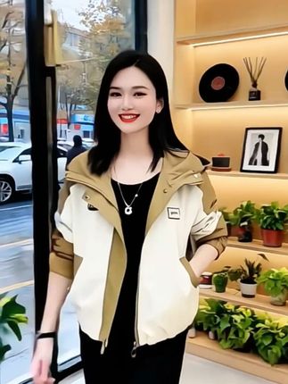 连帽冲锋衣外套 #减龄显瘦穿搭 #美搭尽显女神范 #穿出自信穿出美丽 #大大方方通勤穿搭 #梨形身材秋天怎么穿