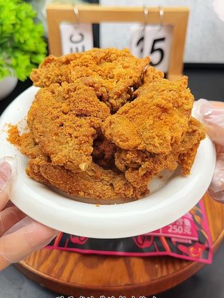 孩子爱吃炸鸡翅,我都自己在家做,#食者道 炸鸡一口下去酥酥脆脆,外酥里嫩,鲜嫩又入味,孩子说次外面买的还好吃 #食者道炸鸡#炸鸡#简单又方便的美食 #好吃到停不下来