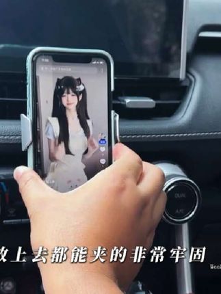 丰田黑科技电动手机支架,超长待机 稳固不易抖动,丰田全系车型专用,横屏竖屏都能卡的很牢固,触摸感应开合,不容易误触,单手拿取很方便,非常值得推荐#车载手机支架#汽车好物#丰田手机支架 #丰田