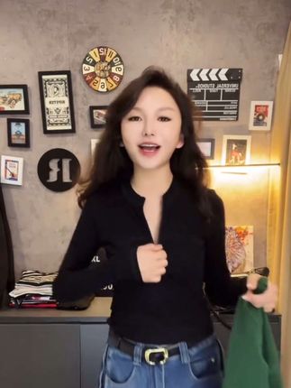 #穿搭 纯色正肩高弹力半拉链长袖棉T恤女修身显瘦透气舒适休闲上衣#上热门 #ootd穿搭 #美出高级感 #谁穿谁好看